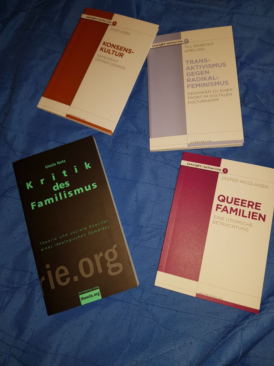 Vier Bücher: Joris Kern "Konsenskultur. Gemeinsam größer denken" / Till Randolf Amelung "Transaktivismus gegen Radikalfeminismus. Gedanken zu einer Front im digitalen Kulturkampf" / Gisela Notz: "Kritik des Familismus. Theorien und soziale Realität eines ideologischen Gemäldes" / Jasper Nicolaisen "QUeere Familien. Eine utopische Betrachtung"