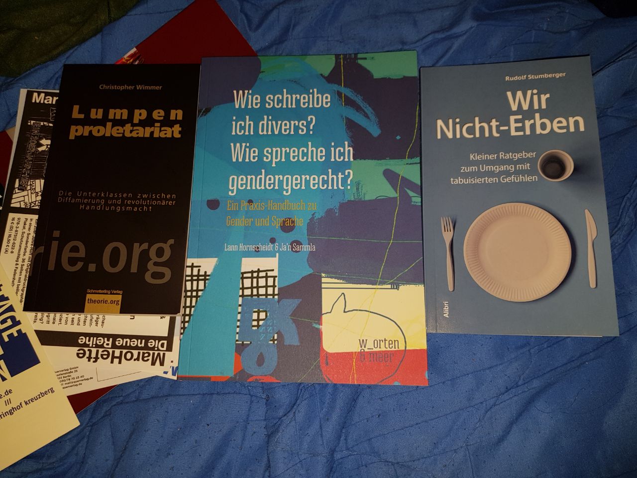 Drei Bücher: Christoph Wimmer / theorie.org: "Lumpenproletariat. Die Unterklassen zwischen Diffamierung und revolutionärer Handlungsmacht", Lann Hornscheidt & Ja'n Sammla "Wie schreibe ich divers? Wie spreche ich gendergerecht? Ein Praxis-Handbuch zu Gender und Sprache", Rudolf Sturmberger: "Wir Nicht-Erben. Kleiner Ratgeber zum Umgang mit tabuisierten Gefühlen"